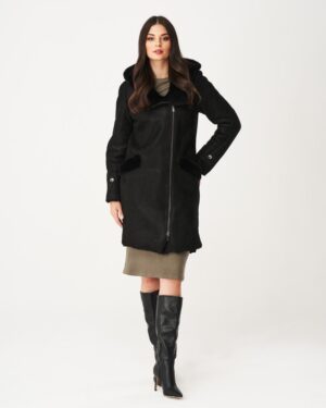 Czarny kożuch damski z kapturem, z zamkiem błyskawicznym i kieszeniami na przodzie