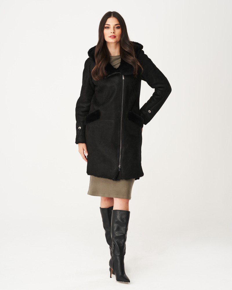 Czarny kożuch damski z kapturem, z zamkiem błyskawicznym i kieszeniami na przodzie