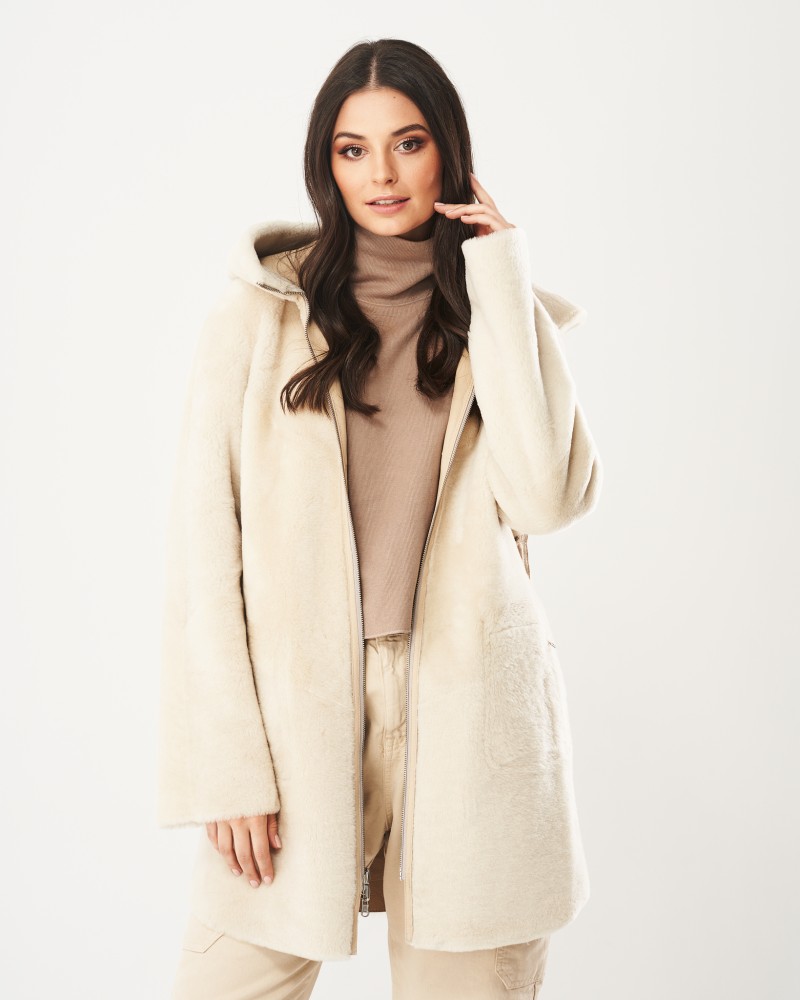 Kożuch damski w jasnym kolorze z kapturem i kieszeniami, idealny na zimowe dni