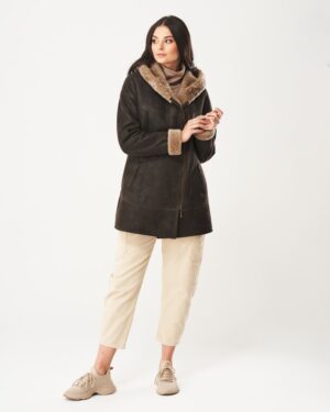 Kożuch damski w kolorze ciemnego brązu z futrzanym kołnierzem i delikatnym zapięciem na zamek