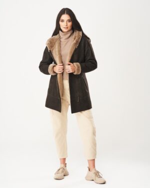 Kożuch damski w ciemnym kolorze z miękkim futrzanym kołnierzem i kieszeniami na zamek