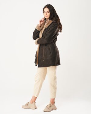 Kożuch damski w kolorze brązowym z miękkim futrem, z kieszeniami i zapięciem na zamek