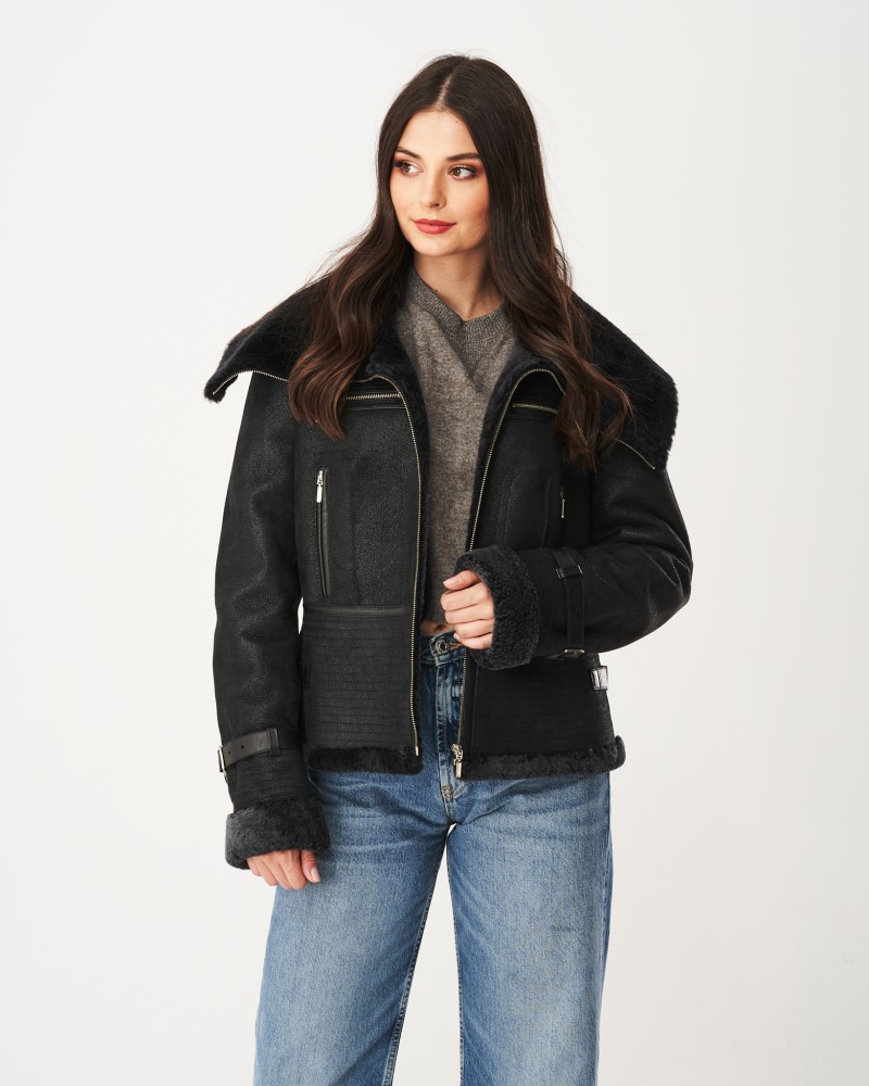 Kożuch damski czarny z futrzanym kołnierzem i rękawami, zapinana na zamek z dodatkowymi kieszeniami