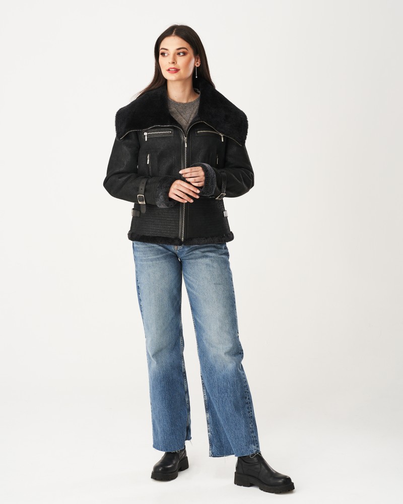 Kożuch damski z futrzanym kołnierzem, zapinana na zamek, z kieszeniami i paskami w talii