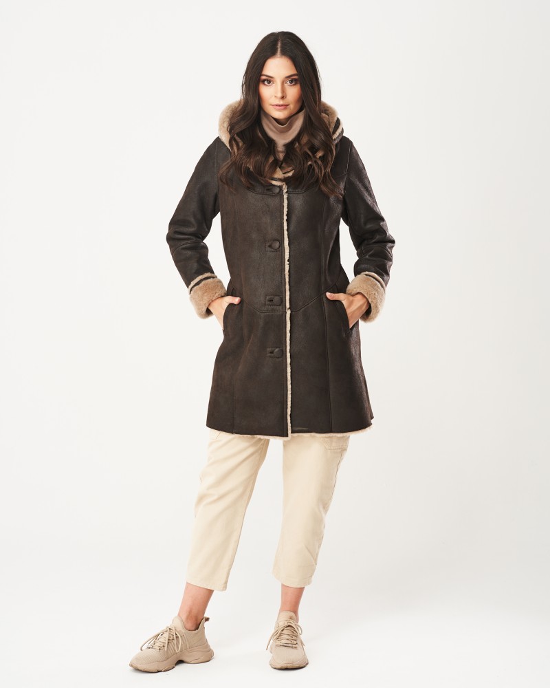 Kożuch damski w ciemnym kolorze z kapturem i ozdobnym futrzanym wykończeniem przy mankietach