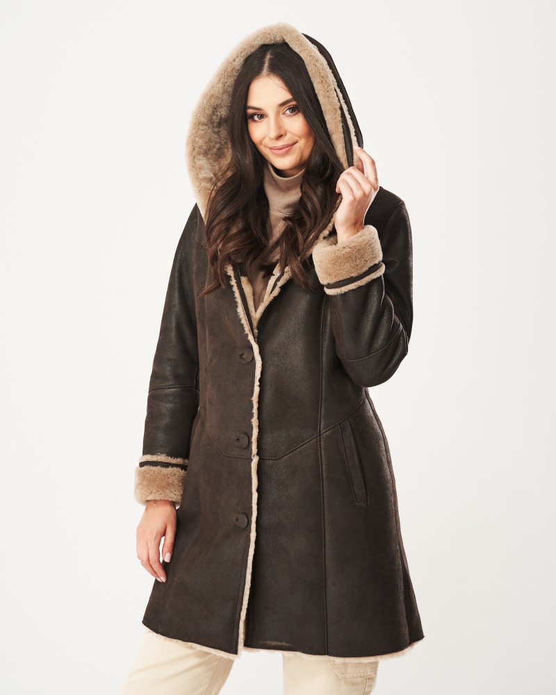 Kożuch damski w kolorze ciemnego brązu z kapturem i futrzanym wykończeniem przy rękawach i kołnierzu