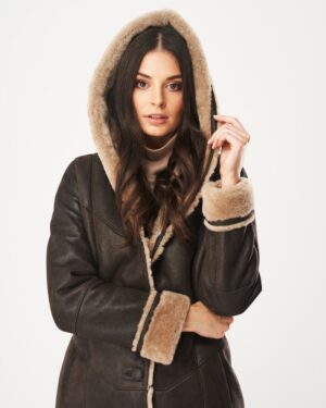 Kożuch damski w kolorze ciemnego brązu z futrzanym kapturem i ozdobnymi mankietami