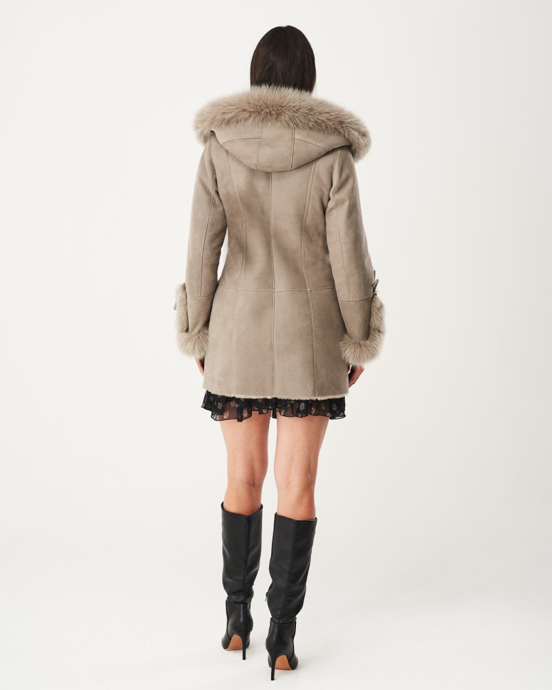 Kożuch damski w jasnym odcieniu z kapturem i futrzanym wykończeniem, stylowy krój z mankietami
