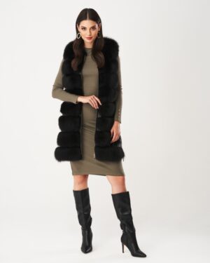 Kamizelka futrzana w kolorze czarnym z futrzanym wykończeniem, z długim krojem i zamkiem błyskawicznym