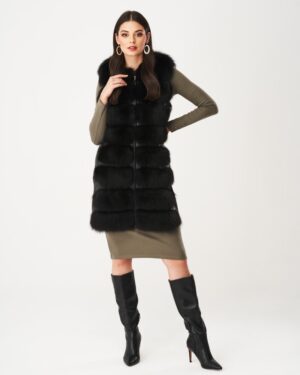 Kamizelka futrzana w kolorze czarnym z futrzanym kołnierzem i zamek błyskawiczny z przodu