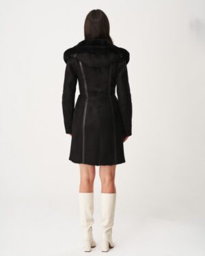 Czarny kożuch damski z kapturem, dopasowany krój, z wykończeniem z futra na kołnierzu