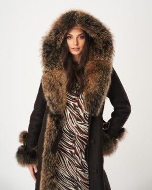 Kożuch damski z dużym futrzanym kapturem, brązowy, z guzikami i futrzanymi mankietami