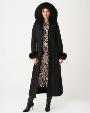 Czarny kożuch damski z kapturem i futrzanym wykończeniem przy rękawach, długi krój i elegancki styl