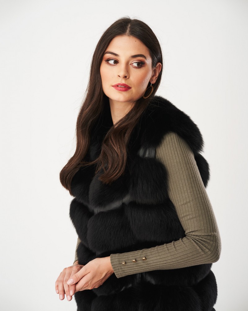 Kamizelka futrzana z naturalnego futra w kolorze czarnym, z eleganckim wykończeniem i miękkim kołnierzem