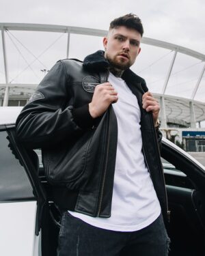 Pilotka skórzana z kołnierzem futrzanym i naszywkami, idealna na zimowe dni