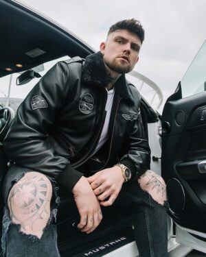 Pilotka skórzana czarna z futrzanym kołnierzem i aplikacjami na rękawach