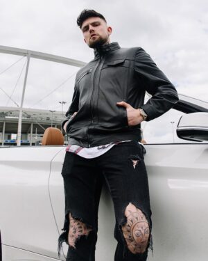 Kurtka skórzana męska w kolorze czarnym, z kieszeniami i wysokim kołnierzem, idealna na chłodne dni