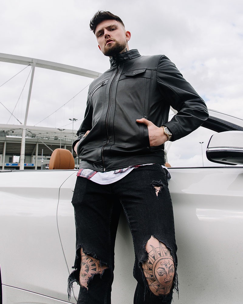 Kurtka skórzana męska w kolorze czarnym, z kieszeniami i wysokim kołnierzem, idealna na chłodne dni