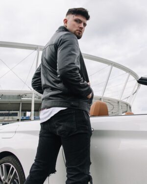 męska kurtka skórzana w kolorze czarnym z klasycznym krojem i detalami przy kołnierzu