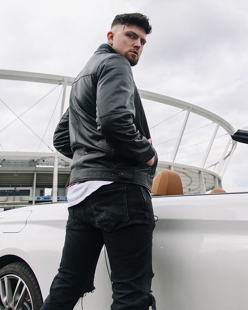 męska kurtka skórzana w kolorze czarnym z klasycznym krojem i detalami przy kołnierzu