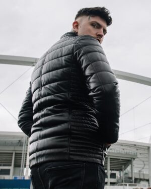 Czarna kurtka skórzana męska o pikowanym kroju z wysokim kołnierzem i zapięciem na suwak