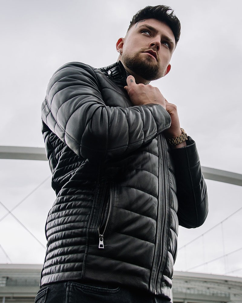 Kurtka skórzana męska w czarnym kolorze z pikowanym wzorem i zamkami bocznymi, dopasowany krój z kołnierzem