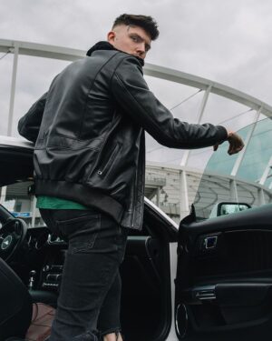 Kurtka lotnicza w kolorze czarnym z miękkim kołnierzem i elastycznymi mankietami