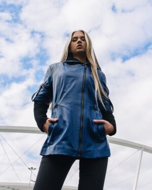 Kurtka skórzana damska w intensywnym niebieskim kolorze z kapturem i kieszeniami, idealna na zimowe dni
