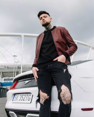 Bomberka skórzana w kolorze burgundowym z czarnymi detalami, dopasowany krój, idealna na chłodne dni