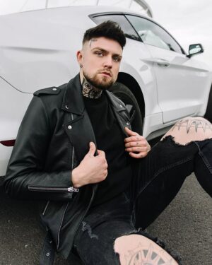 Ramoneska męska w kolorze czarnym z asymetrycznym zapięciem i ozdobnymi zamkami na rękawach