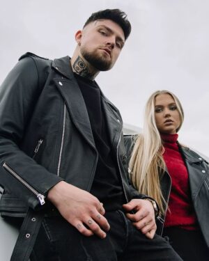 Ramoneska męska w kolorze czarnym z metalowymi zamkami i klasycznym krojem, idealna na zimowe dni