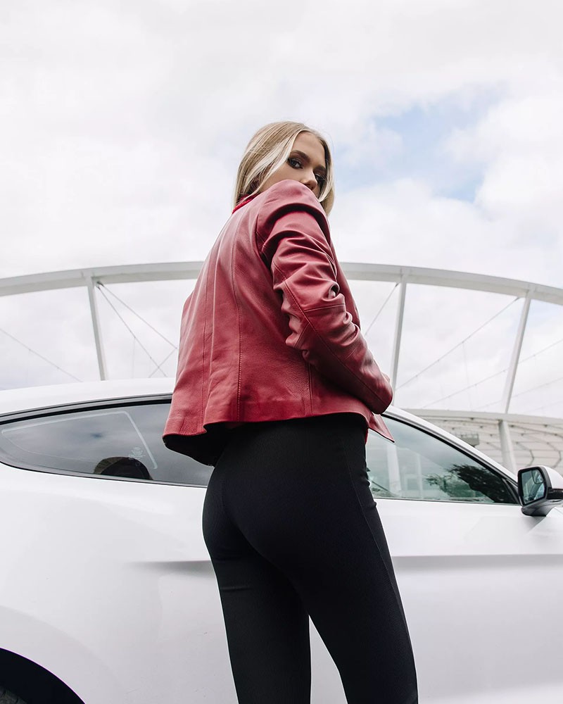 Kurtka skórzana damska w intensywnym czerwonym kolorze z dopasowanym krojem i efektownymi detalami