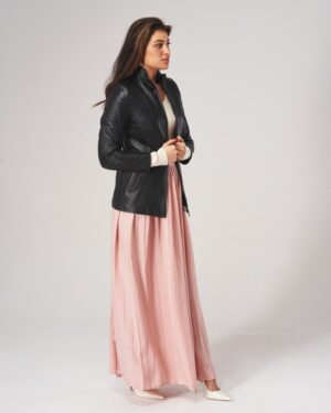 Kurtka skórzana damska w kolorze czarnym, dopasowany krój, z wysokim kołnierzem i subtelnymi detalami