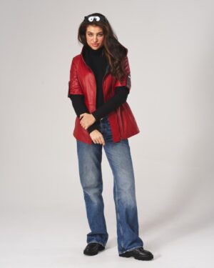 Kurtka skórzana damska w intensywnym czerwonym kolorze, z krótkim rękawem i asymetrycznym zapięciem