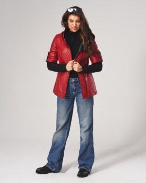 Kurtka skórzana damska w intensywnym czerwonym kolorze, krótki krój, z kapturem i zamkiem błyskawicznym