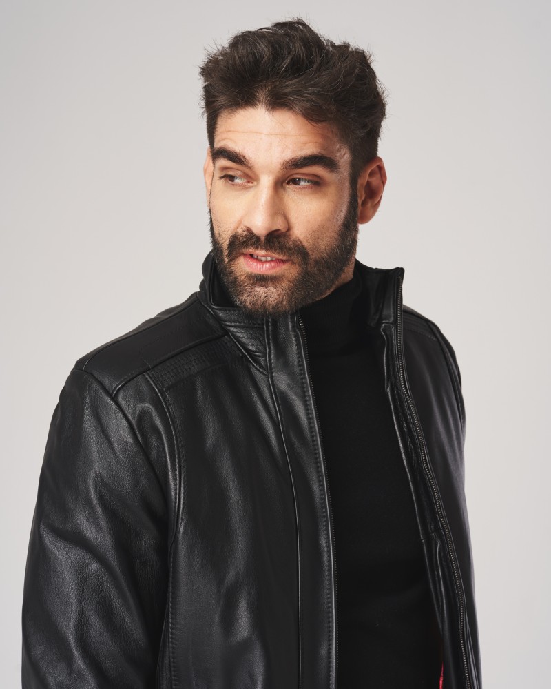 Czarna kurtka skórzana męska z wysokim kołnierzem, idealna na zimowe dni, z zamkiem błyskawicznym i prostym krojem