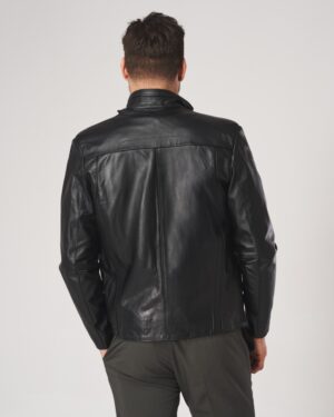 Czarna kurtka skórzana męska z klasycznym kołnierzem i eleganckim krojem, idealna na zimowe dni