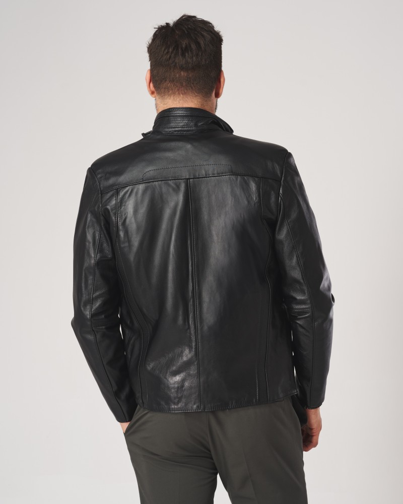 Czarna kurtka skórzana męska z klasycznym kołnierzem i eleganckim krojem, idealna na zimowe dni