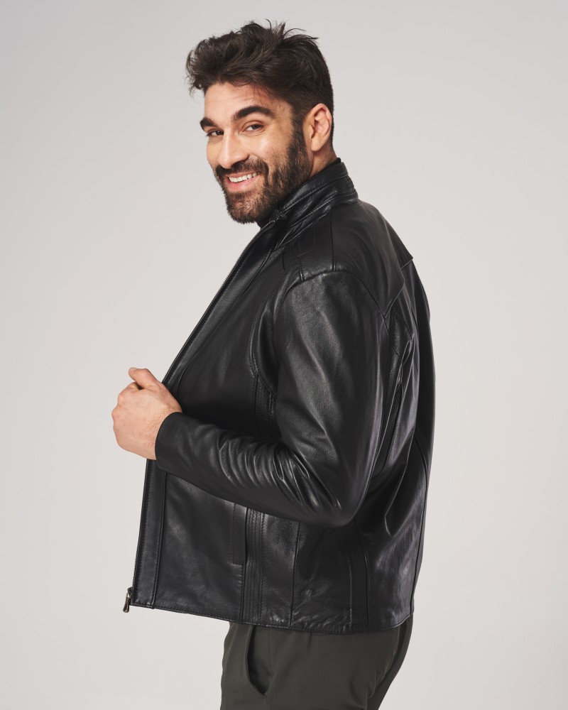 Czarna kurtka skórzana męska z prostym krojem i stójką, idealna na zimowe dni