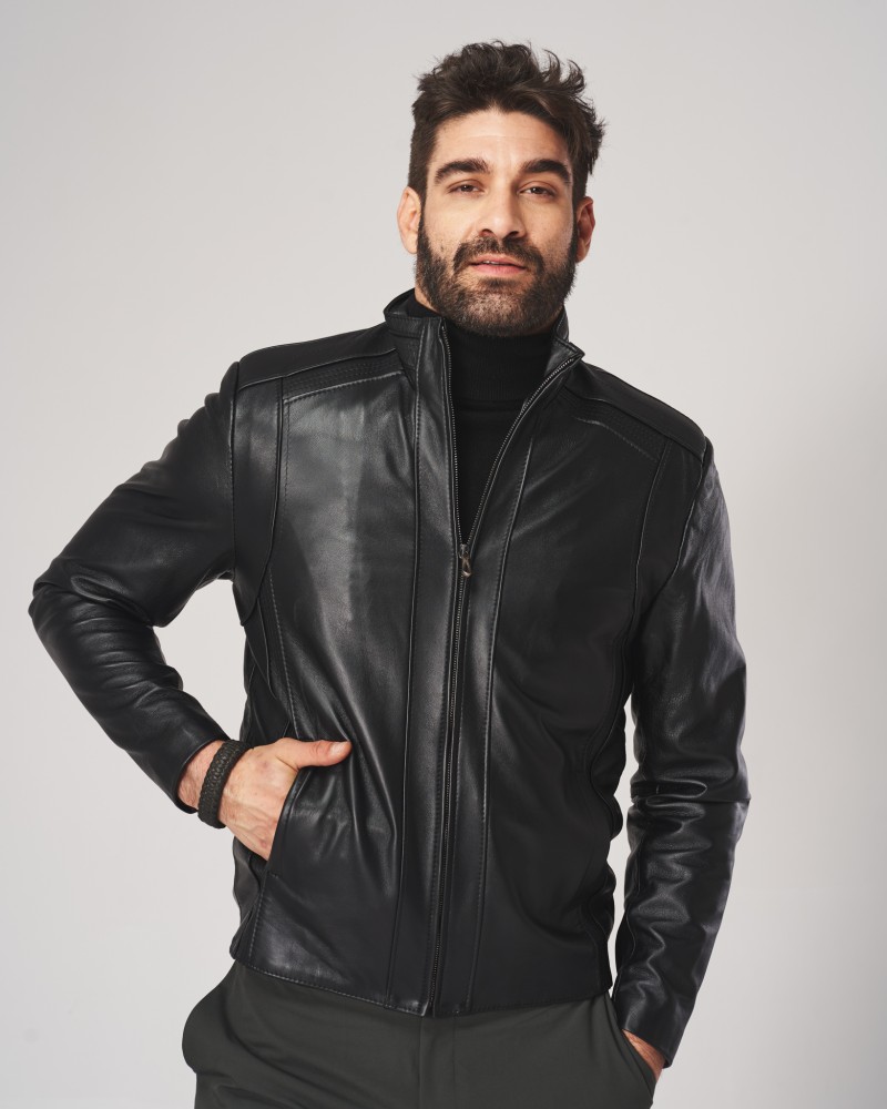 Męska kurtka skórzana w kolorze czarnym z zamkiem, prostym krojem i kieszeniami na bokach