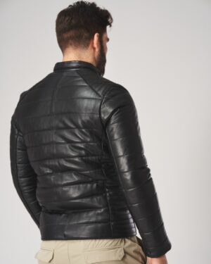 Czarna kurtka skórzana męska o dopasowanym kroju z przeszyciami i stójką, idealna na zimowe dni
