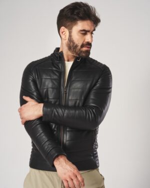 Męska kurtka skórzana w kolorze czarnym, dopasowany krój, pikowane detale i wysoka stójka