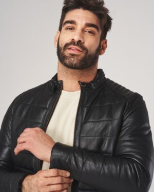 kurtka skórzana męska w kolorze czarnym z przylegającym krojem i subtelnymi przeszyciami na ramionach