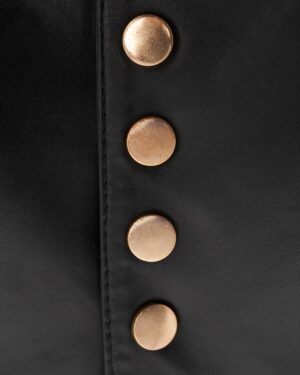Czarna kurtka skórzana damska z dekoracyjnymi złotymi guzikami na przodzie i delikatnym przeszyciem