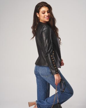 Kurtka skórzana damska w kolorze czarnym, dopasowany krój, z ozdobnymi guzikami na rękawach
