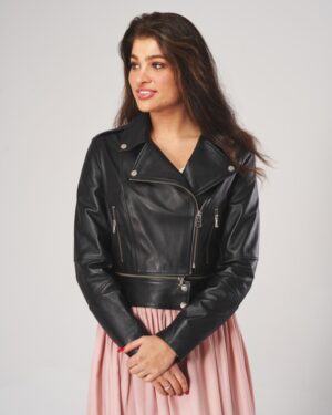 Kurtka skórzana damska w kolorze czarnym, krótki krój z zamkami, kołnierz typu stójka, idealna na zimę