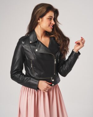 Kurtka skórzana damska w kolorze czarnym, krótka, zapinana na zamek, z ozdobnymi kieszeniami i klapami na ramionach