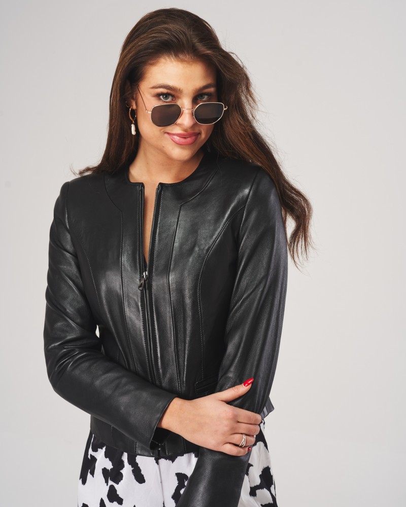 Kurtka skórzana damska w kolorze czarnym, dopasowany krój, z zamkiem i długimi rękawami