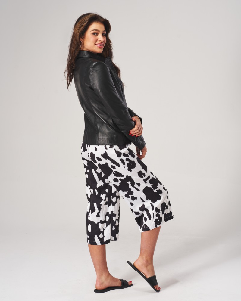 Kurtka skórzana damska w czarnym kolorze, dopasowany krój z kołnierzem i subtelnymi detalami