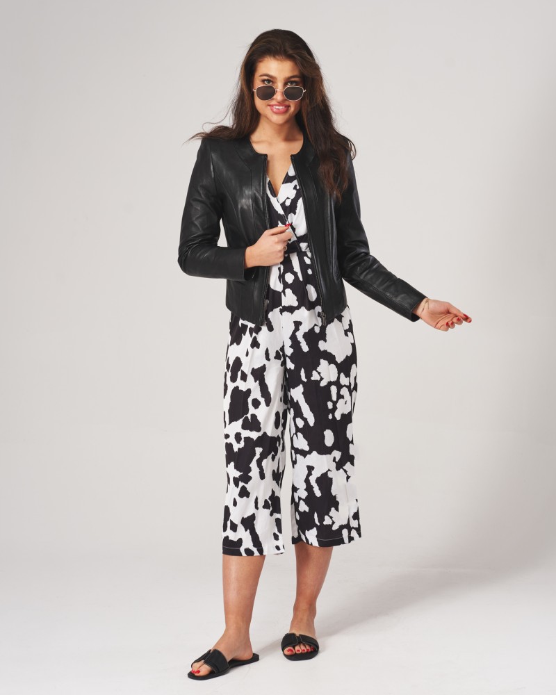 Kurtka skórzana damska w czarnym kolorze z eleganckim krojem i okrągłym kołnierzem, idealna na zimowe dni